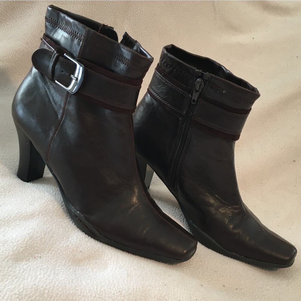 A2 by Aerosoles size 9 Square-Toe Brown Heeled Side Zip Ankle Boot Buckle Accent